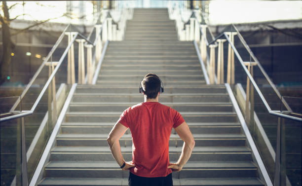 Un homme se reposant avant de poursuivre un effort physique.