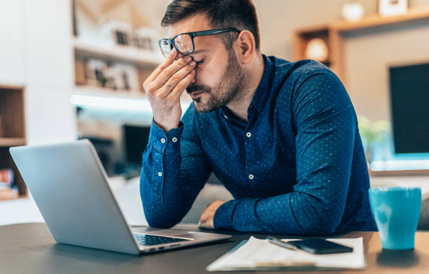 Un homme fatigué et stressé par son travail.