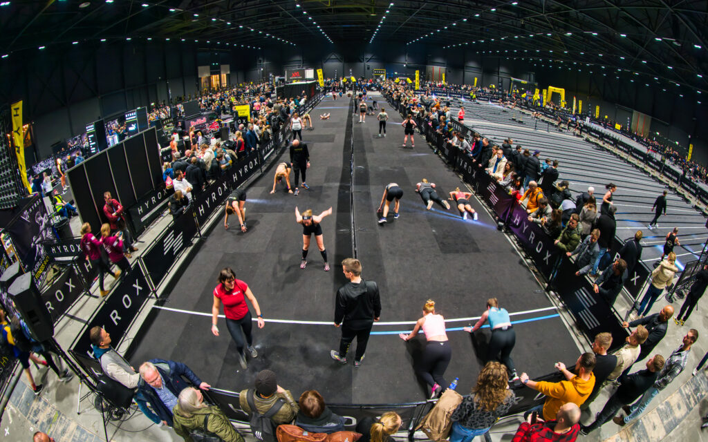 Vue d'ensemble de la station des burpee broad jumps lors d'une course Hyrox.